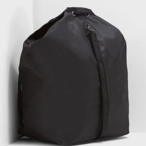 UNDER ARMOUR WOMEN'S UA ESSENTIALS SACKPACK - Den perfekta sportväskan!  En mångsidig och tidlös sportväska som sväljer det mesta och med ett smart ytterfack. Aldrig använd och således fräsch och fin, ingen lukt. Djur- och rökfritt hem.