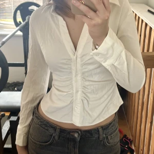 Skjorta - ZARA - Skjorta från zara med superfina detaljer💛 Storlek L men passform M/S! Knappt använd! 