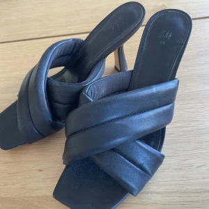 Klackskor  - Svarta klackskor från H&M k storlek 37. Använda två gånger. 