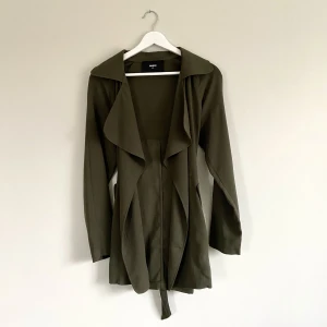 Trenchcoat Bikbok - En militärgrön trenchcoat från BikBok. Passar perfekt till våren!  Storlek: Xs Material: 100% polyester Skick: fint begagnat  Jag ansvarar inte över postens slarv. Kika gärna in mina andra annonser! :)