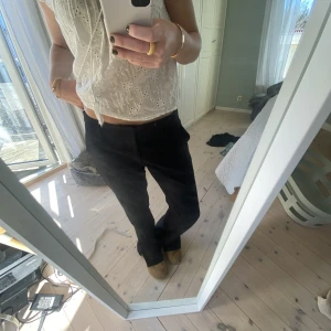 Vera kostymbyxor  - Säljer mina populära Lågmidjade kostymbyxor från bik bok, jag är 170 och brukar ha s men dessa är i storlek 40 men dom är små i storleken💕