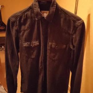 Svart skjorta Size S - Svart Skjorta    Size 36 I gott skick 