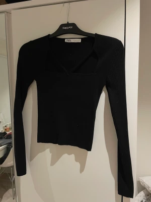 Zara tröja  - Tröja från zara. Bra skick och inte väl använd 