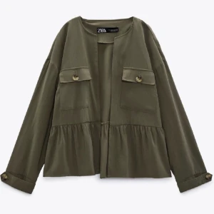 Grön tunn jacka/kofta från Zara - Säljer denna gröna tunna jackan/koftan från Zara då den inte kommer till användning. Köpte den förra sommaren och den är i storlek XS🫶🏼 