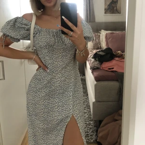 Sommar klänning - Blommig sommarklänning, går till mina vader (jag e 169) 🌸💞