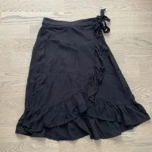 Säljer denna kjol som börja bli för liten för mig nu. Har inte bra defekter! 🫶🏻😍