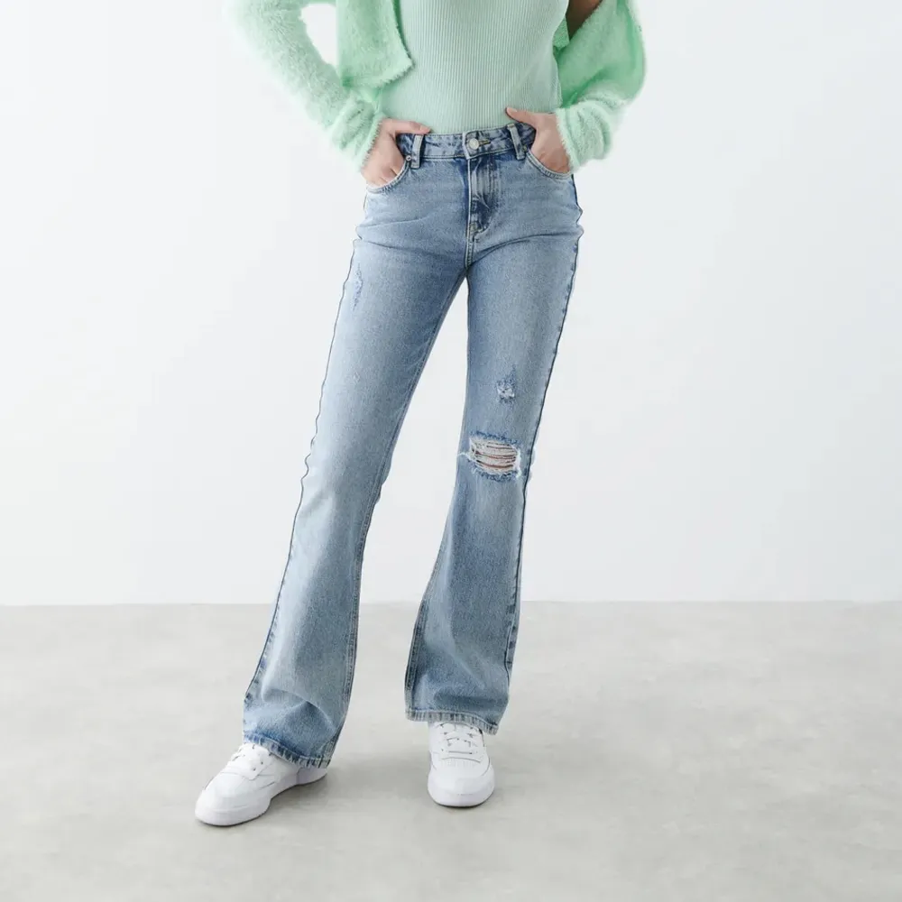 Säljer mina såå fina slutsålda blå jeans med hål i på knät! Jensen kommer från Gina Tricot och passar perfekt nu till våren, storleken är 152 och säljer de för 175kr💘💘byxorna är i bra skick men säljer pga för små för mig! Kontakta privat för egna bilder🫶🏼. Jeans & Byxor.