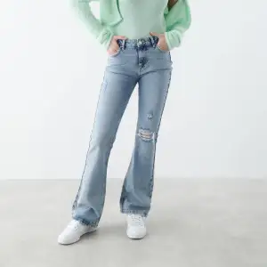 Säljer mina såå fina slutsålda blå jeans med hål i på knät! Jensen kommer från Gina Tricot och passar perfekt nu till våren, storleken är 152 och säljer de för 175kr💘💘byxorna är i bra skick men säljer pga för små för mig! Kontakta privat för egna bilder🫶🏼