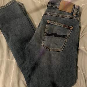 Säljer dessa nudie jeans. Modellen heter grim tim och byxorna är i nyskick  Meet up i Stockholm eller spårbar frakt