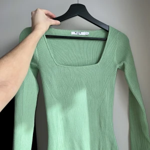 Oanvänd klänning, XS - Slutsåld Adoore liknande klänning från NAKD Storlek XS men väldigt stretchigt material   Material: 52% LENZING™ ECOVERO™ Viskos, 26% Polyester, 22% Polyamid.