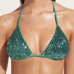 Bikinitopp från Calzedonia - Jättefin grön bikini topp från Calzedonia som passar perfekt till sommaren💚🌸Den är helt oanvänd, endast testad. Säljer den pga att den är för liten för mig. Säljer även ett par matchande bikinitrosor👙✨