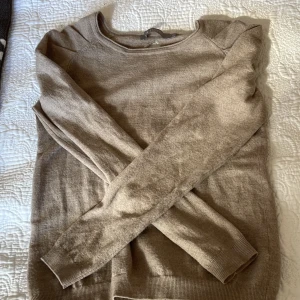 Stickad tröja💗 - Säljer denna tröja, en liten skada under armen men den ska jag fixa! 