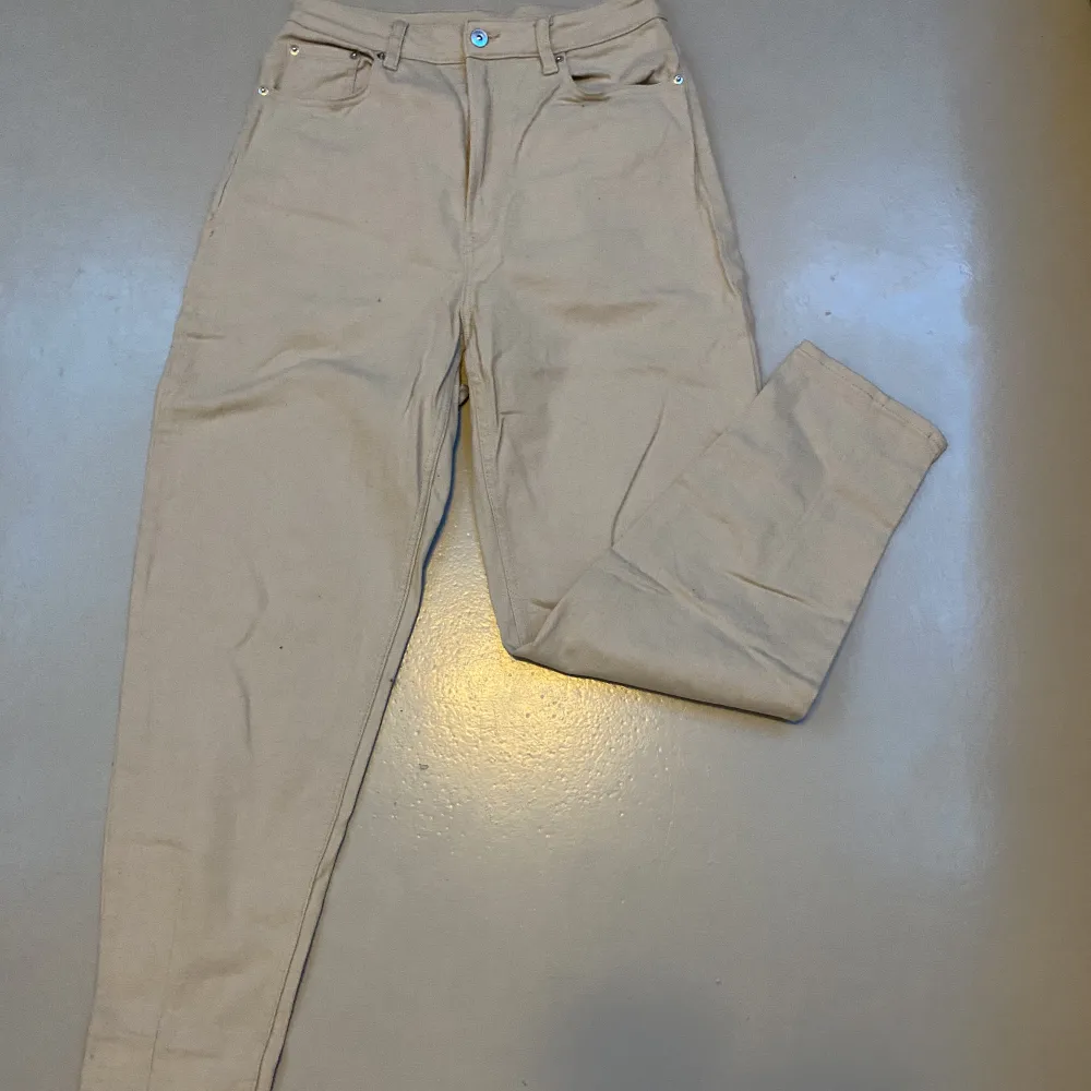 Beige jeans byxor från h&m, strl 40/M, 70kr + frakt. Jeans & Byxor.