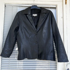 Vintage läderjacka  - Vintage läderjacka i fint skick säljes, superfina detaljer vid ärmsluten. Fint skick, strl: M, funkar som one size. Pris kan vid snabb affär diskuteras. 