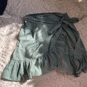 Kjol med knyt - Jättesöt blommig kjol med knyt/omlott på sidan🩷