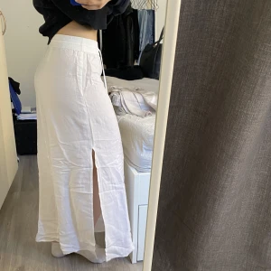 Linne kjol - Hejsan, säljer min oanvända linne kjol från HM då den inte riktigt är min stil. Den är i storlek S och sitter bra på mig som är 164. Den har slits på sidan och resår och snöre vid midjan.  Hade passat som xs och m med. 149kr + frakt💕