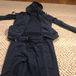 Sammetsett  - Ett blått sammets sett från Gina trico! Använd väl men i fint skick! Lite fläckar men de går bort i tvätten! Säljer pga att de inte kommer till användning🩵