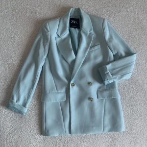 ZARA HIMMELSBLÅ KAVAJ / BLAZER - Den finaste kavajen/blazern från ZARA i en himmelsblå / ljusblå magisk färg. Väldigt lyxig känsla. 💫 Endast använd på bilden. Den är som ny, utan anmärkningar men behöver strykas. Nypris 699kr. Oversize modell, sitter dundersnyggt på mig som är XS/S.