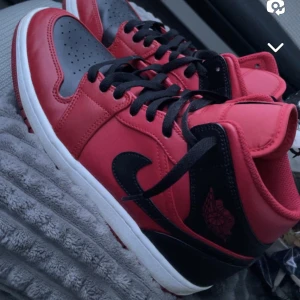 Jordan 1  - Air Jordan 1 red, helt nya! 1000kr 