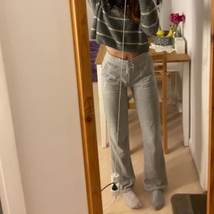 Juicy byxor - Säljer mina grå juicy byxor i storlek xxs då de inte kommer till användning mer. De är i fint skick då jag inte använt de så mycket💗kom privat för fler bilder & vid frågor💞