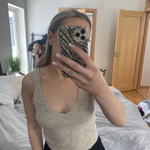 Stickat linne - Säljer mitt beiga stickade linne. Använd fåtal gånger. 50kr + frakt.