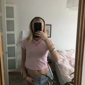 ROSA BABY TEE  - supersöt rosa tröja som sitter superfint!! Köpt på plick för några månader sedan