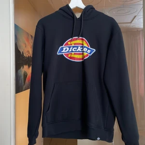 Dickies - Svart hoodie från Dickies  Frakt tillkommer