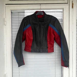 BMW MOTORCYKELJACKA - Supersnygg, unik motorcykeljacka i äkta läder från BMW säljes. Två innerfickor, kan skicka fler bilder på jackan. Vid snabb affär kan priset diskuteras något. 