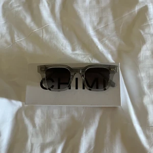 Chimi glasögon - Säljer mina chimi 04 solglasögon i färgen grå eftersom de knappt kommer till användning. 