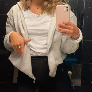 Zip Hoodie - Säljer min zip från weekday! Jättebra skick! Från herravdelningen! 