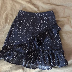Volangkjol  - Supersöt volangkjol som är marinblå med vita prickar. Jag säljer denna då den inte kommer till användning och endast ligger i garderoben. Köparen står för frakten!🫶🏼