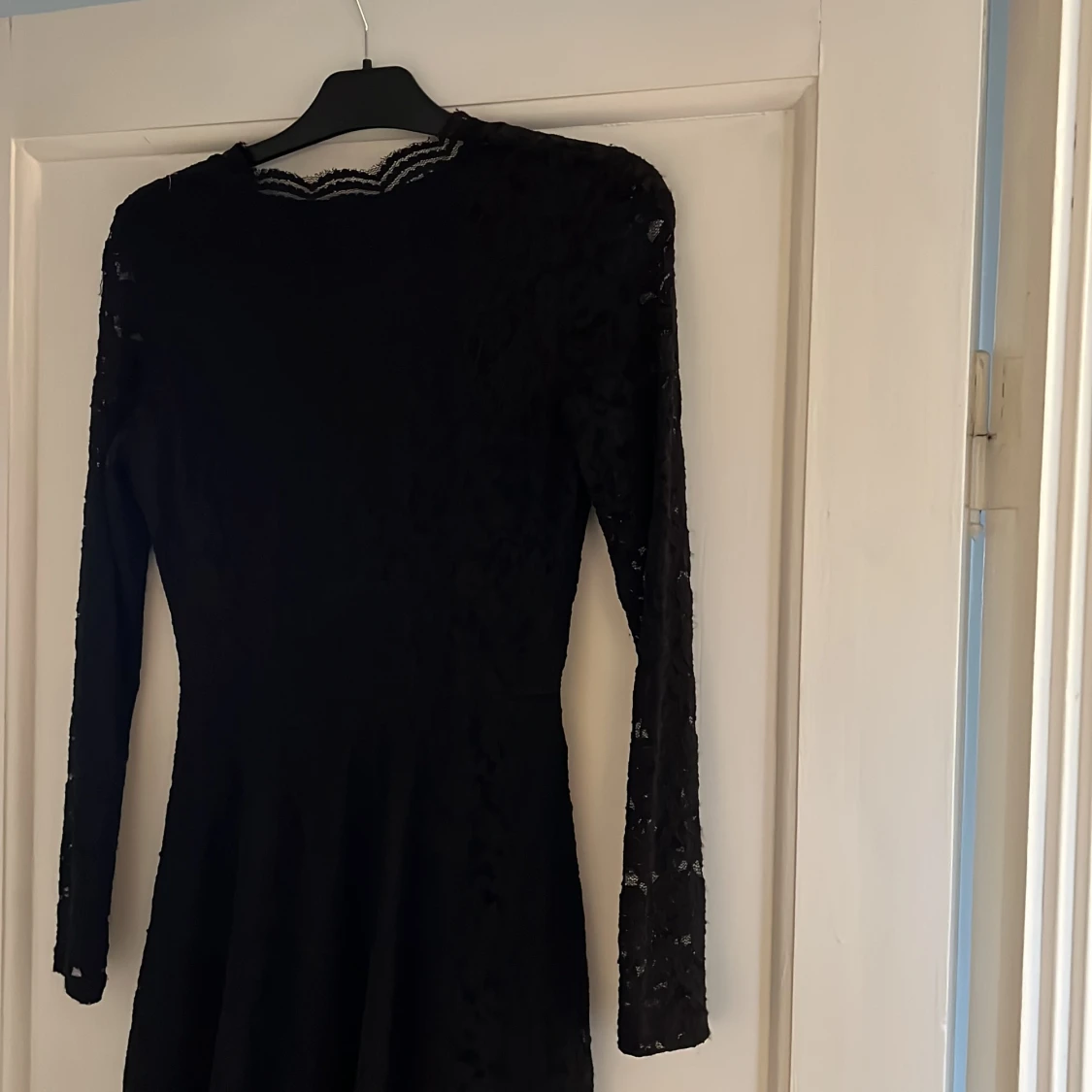 Svart klänning med spets - 90