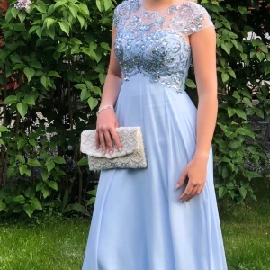 Balklänning från Dressroomlinne - Säljer nu min jättefina balklänning från Dressroomlinne. Köptes för 4000kr, använd en gång och därefter kemtvättad. Den är uppsydd av sömmerska efter min längd (163) och har ett litet släp. Passae både längre o kortare. Köparen står för frakten💘💘