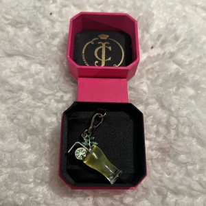 Berlock från Juicy Couture  - Supersöt Mojito berlock från Juicy Couture!🥹🍹  ❌Kolla även in mina andra annonser för fler Juicy Couture berlocker! ❌
