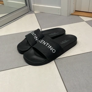 Valentino tofflor  - Använt under en sommar ett fåtal gånger. Boxen slängde morsan. Men betalningsbekräftelse finns. 