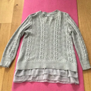 Pullover med volanger  - Pullover med volanger storlek 40/42 grå