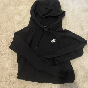 Nike hoodie - Köpt från stadium strl Xs men passar även S bra (Rensar garderoben därför vill jag sälja allt billigt) 