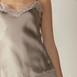 Intimissimi set - Så fint silkes pyjamas set från intimissimi! Nästan samma som på första bilden fast en annan liknande färg och lite annorlunda spets❤️ Säljer shorts och linne.  NYPRIS FÖR BÅDA: 1008kr Mitt pris: 320kr