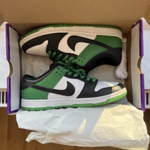 Nike SB dunks - En par sköna Nike Sb dunks i färgen ”Classic green” . Andvända cirka 2 gånger  Orginal låda med extra snören. Restocks authentic  Nypris 3500-4000 Kvitto fins.  Sugen på ett par nya skor därav det billiga priset