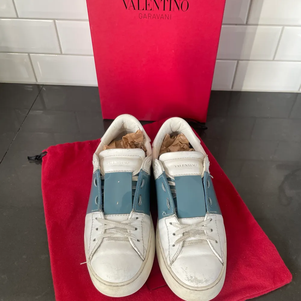 Valentino skor  Storlek: 37 Skick: 7/10 (allt og medföljer) Färg: blå Vårt pris: 2700kr Retail: 6165kr. Skor.