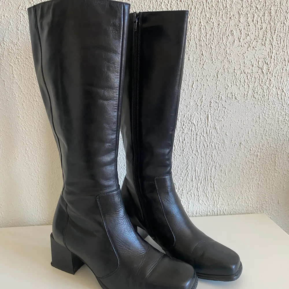 Snygga boots med squared tå och lagom hög klack. Bra kvalite, äkta läder och knappt använda. Nypris 1399kr. Skor.