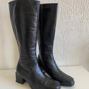 Snygga boots med squared tå och lagom hög klack. Bra kvalite, äkta läder och knappt använda. Nypris 1399kr