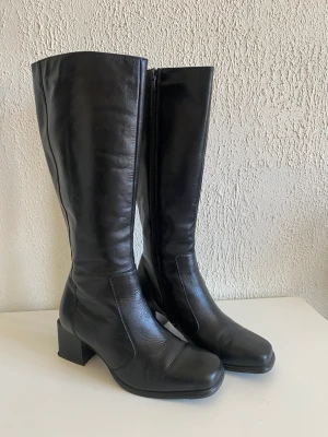 Boots - Snygga boots med squared tå och lagom hög klack. Bra kvalite, äkta läder och knappt använda. Nypris 1399kr