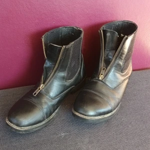 Rid skor - Ett par CRW ridskor i storlek 37 använda få gånger. Inköpta på Hööks för 499 kr. 