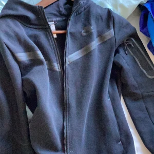 Nike tech  - Köpte den nydligen bra skick bara lite katthår på men ska tvätta dem innan jag skickar naturligtvis. Säljer för 450kr men om fler är intresserade budgivning. Kan även byta mot en grå eller blå.