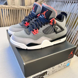 Air Jordan 4  - Säljer att par air Jordan 4 infrared (GS) eftersom att dom var för små för mig. Äktighets-bevis finns
