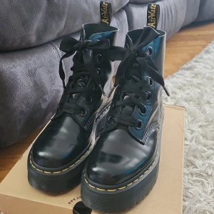 Dr Martens Molly black - Jätte kula stövlar från dr. Martens en gång använda. Extra ett par snören.