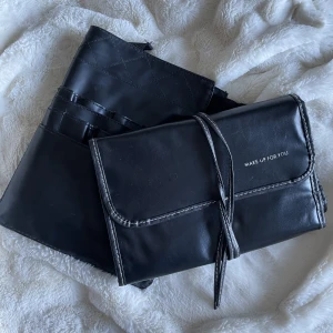 Smink tillbehör - Inköpta för många år sen, men inte använt de. En väska/hållare för sminkborstar, samt en midjeväska för smink/borstar.  Gott skick.