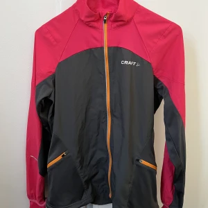 Löparjacka Craft - Tycker denna är hur skön som helst men måste inse att den sitter lite för tight för mig så det är dags att sälja vidare, använt den nån enstaka gång bara.   Från Craft, storlek S