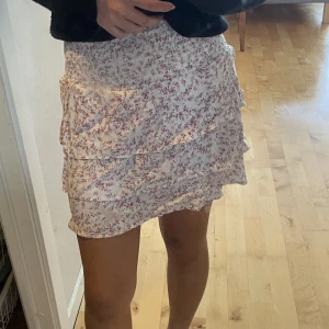Sommrig kjol - Jätte gullig kjol med blommor! Använd fåtal gånger! Jätte jätte skönt material! Köpt förra sommaren! Volang kjol! Pris går alltid att diskutera!🌸😍💕